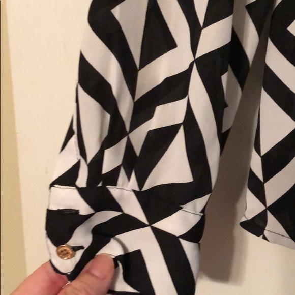 Dana Buchman blouse with black and white. - Picture 4 of 5
